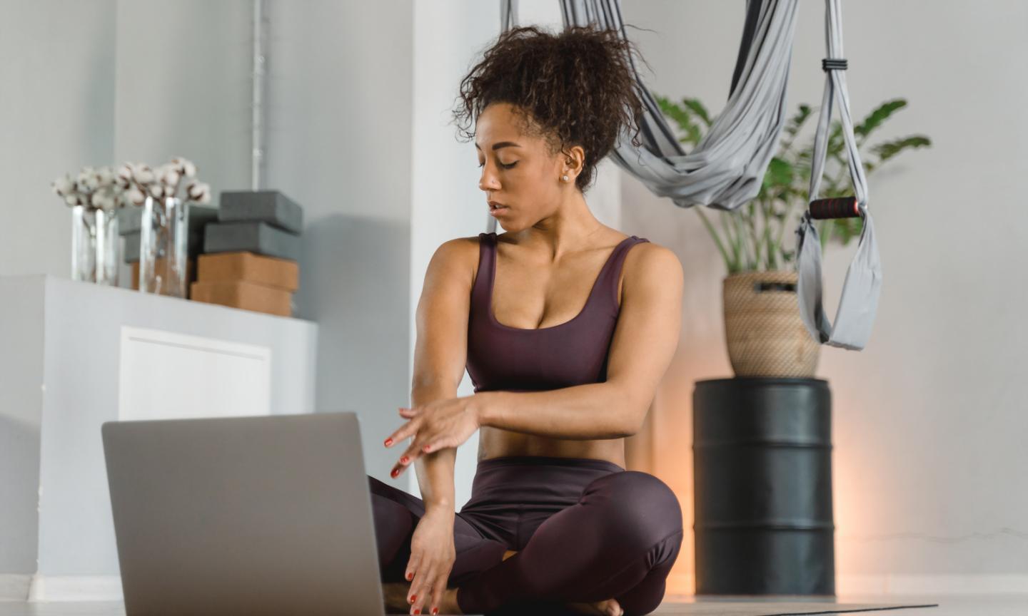 Instructor demonstrating a seated stretch for desk workers